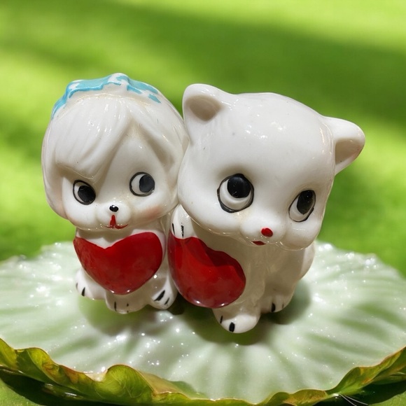 Cute Ceramic Puppy & Kitten holding Hearts - Picture 2 of 6